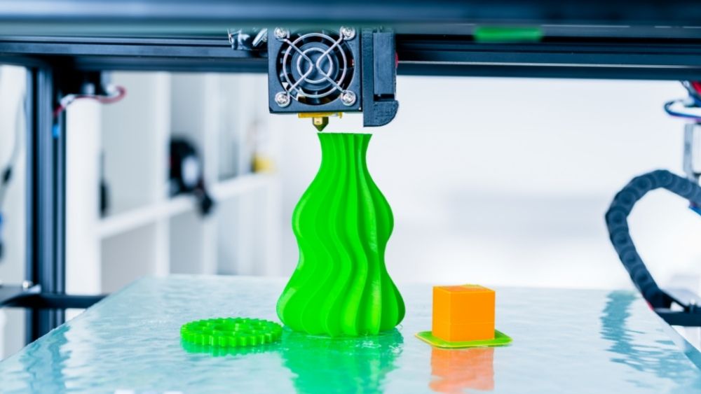 Impressora 3D fabricando objetos.