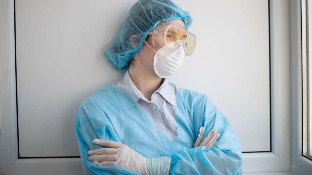 Aluna do curso de Enfermagem durante uma pandemia em hospital.